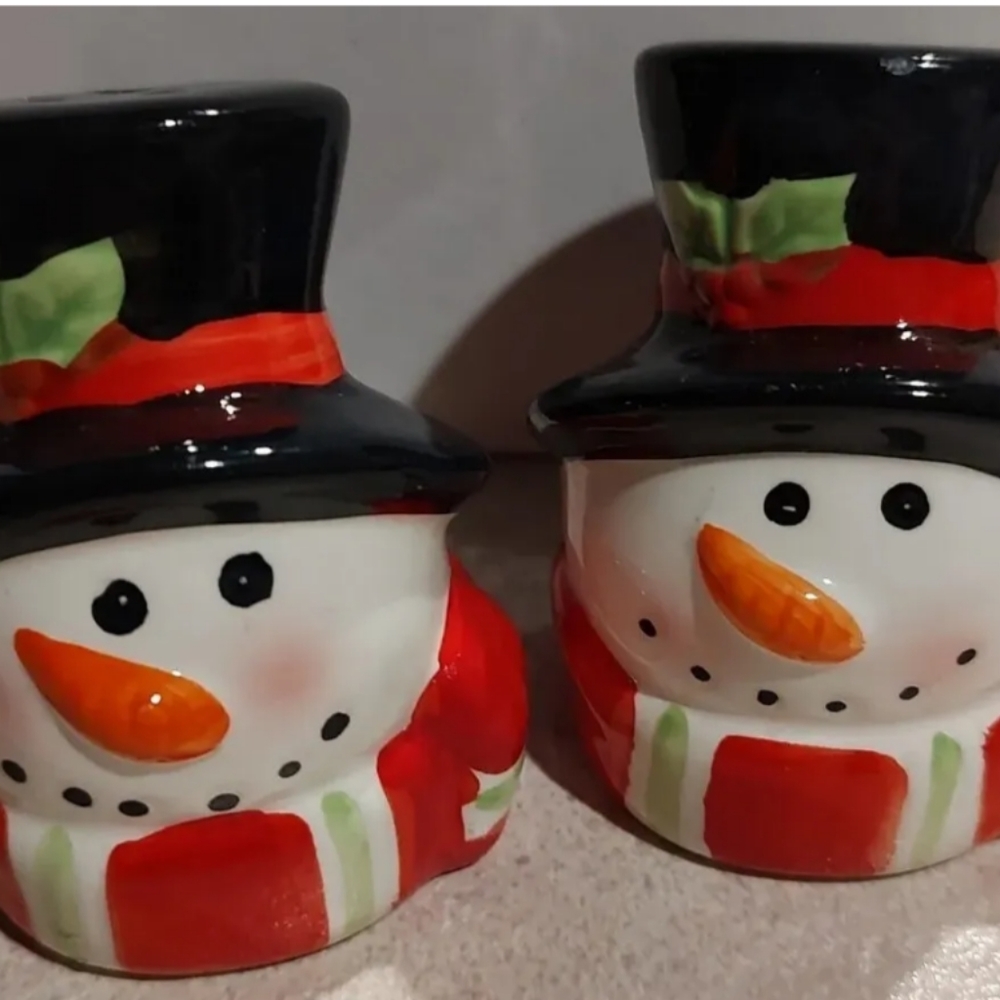 Festive cheer dining table with this adorable snowman salt and pepper 1980s Vtg